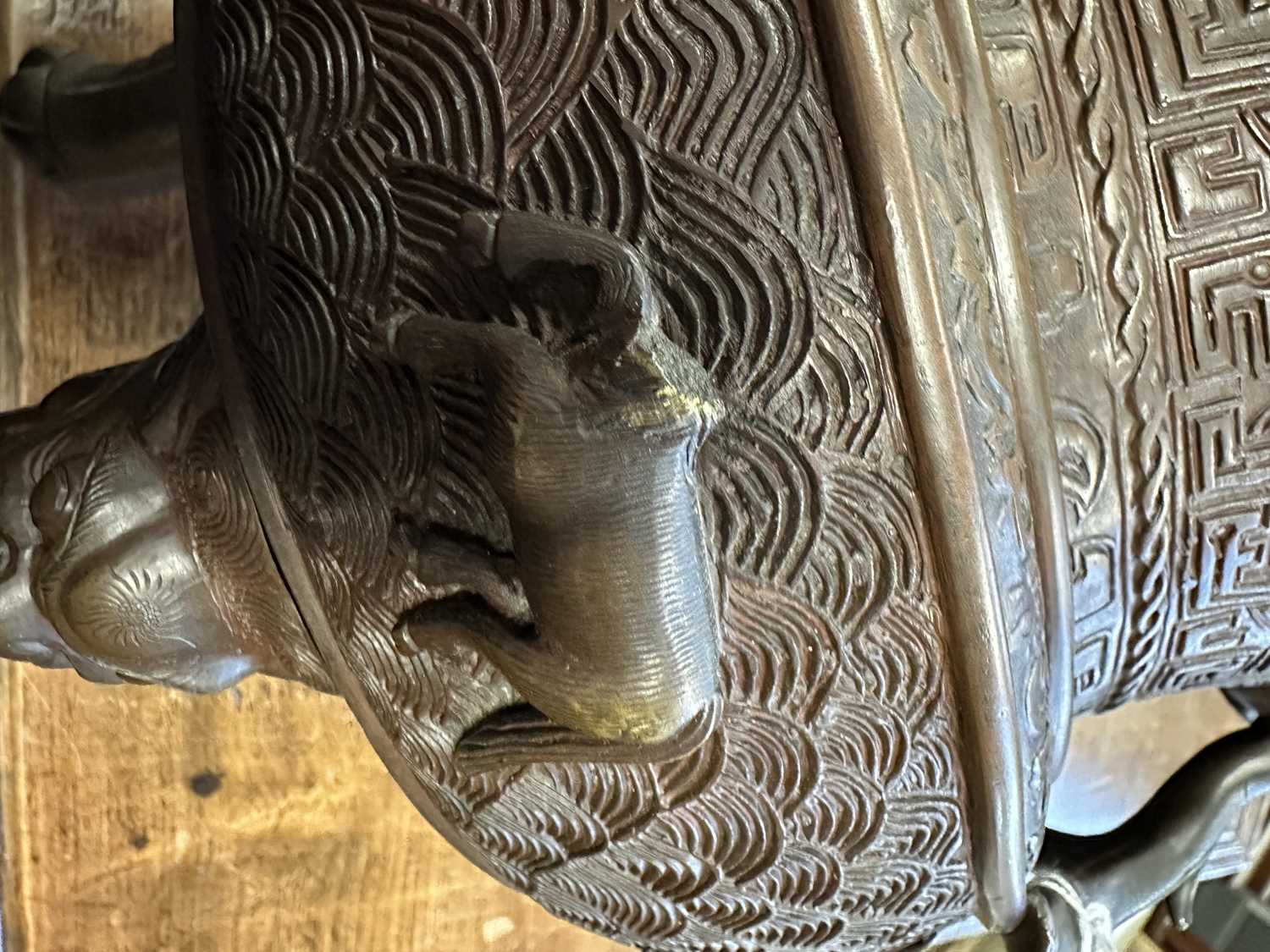 A 19TH CENTURY CHINESE BRONZE CENSER AND LID MOUNTED ON A HARDWOOD STAND - Image 29 of 31