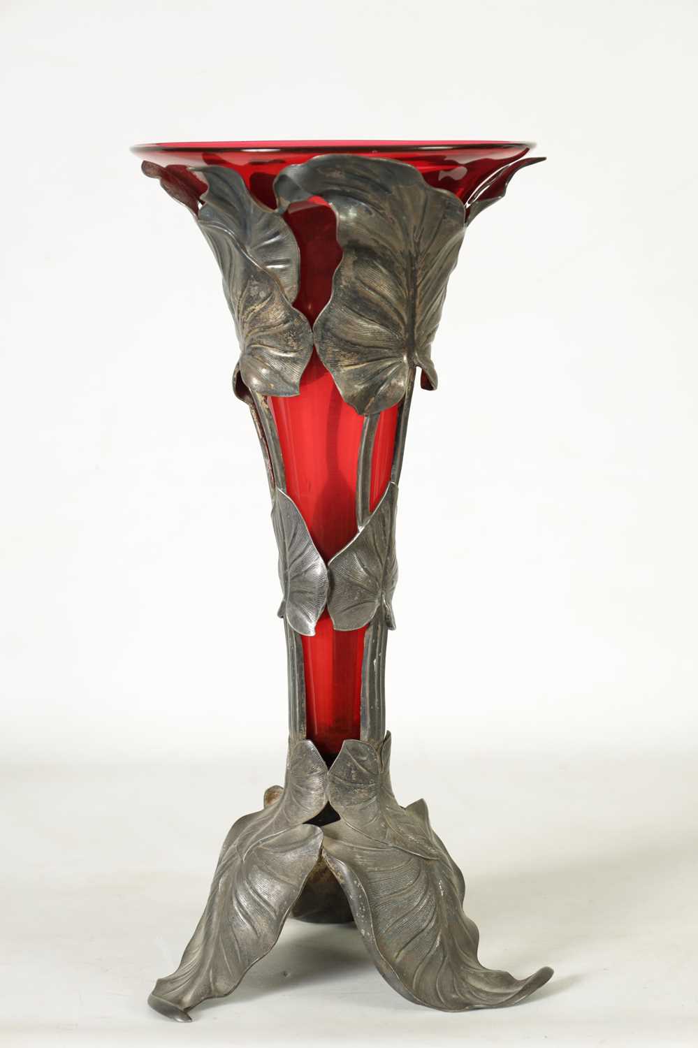 A STYLISH ART NOUVEAU PEWTER AND CRANBERRY GLASS ORCHID VASE - Image 2 of 5