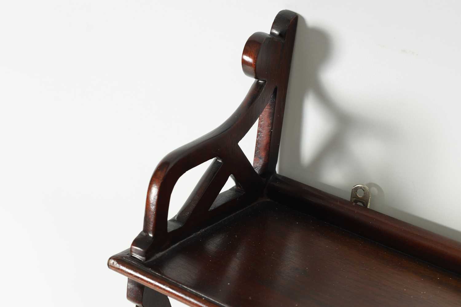 A SET OF 19TH CENTURY CHIPPENDALE STYLE MAHOGANY HANGING SHELVES - Image 5 of 8