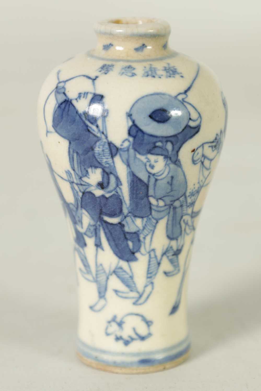A 18TH CENTURY CHINESE MINIATURE BLUE AND WHITE INVERTED BALUSTER VASE - Image 5 of 8