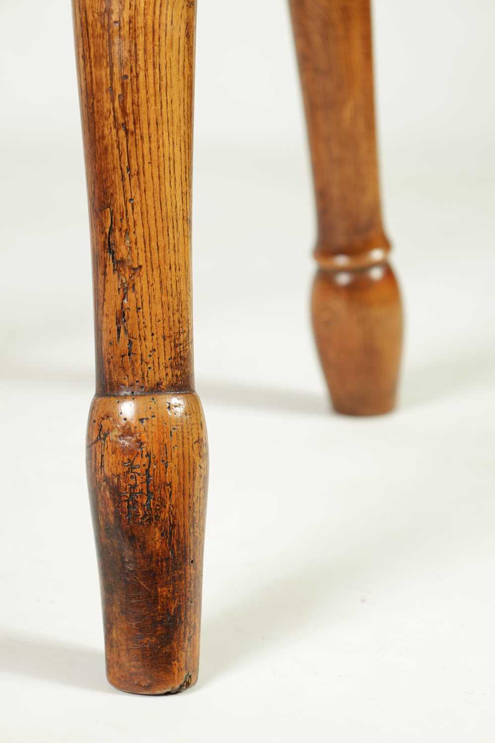 A GOOD GEORGE III ELM CHEESE TOP CRICKET TABLE - Image 3 of 5