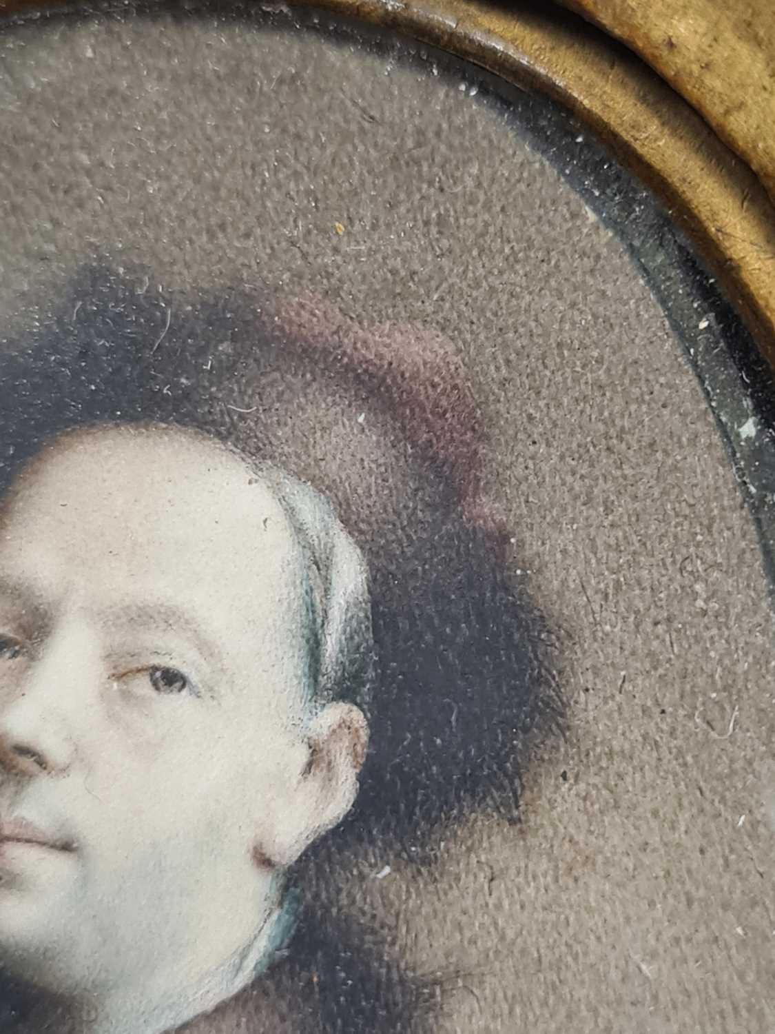 AN 18TH CENTURY WATERCOLOUR - PORTRAIT MINIATURE OF A GENTLEMAN - Image 7 of 9