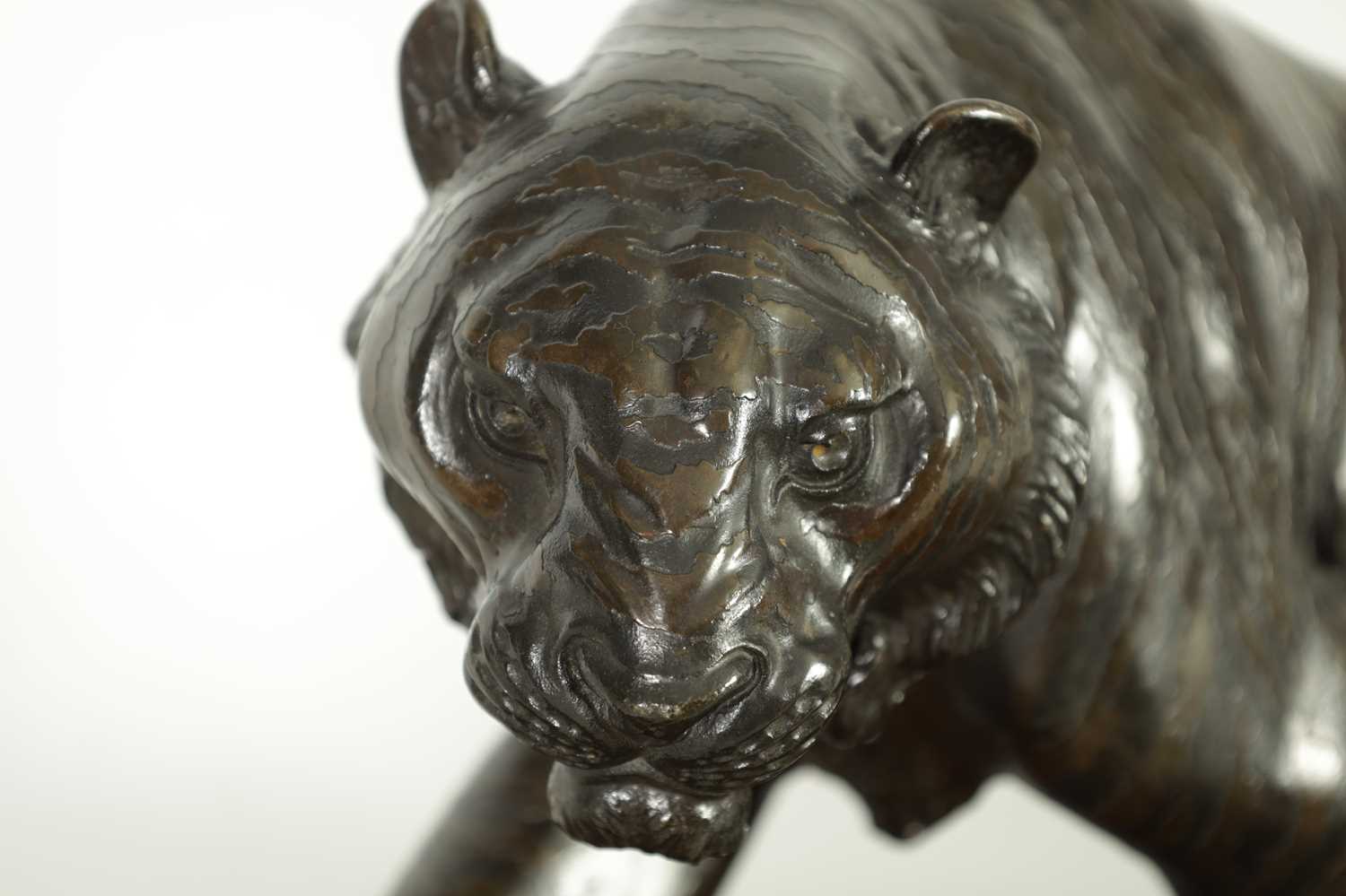 AN UNUSUAL JAPANESE MEIJI PERIOD BRONZE SCULPTURE OF A SEATED TIGER - Image 4 of 11