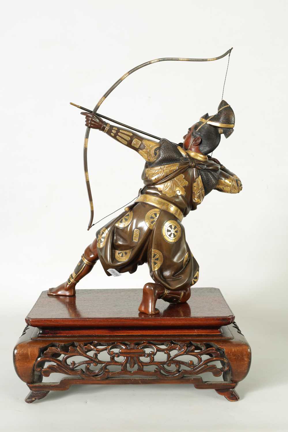 A FINE LATE 19TH CENTURY JAPANESE MEIJI PERIOD BRONZE AND MIXED METAL SAMURAI ARCHER OF LARGE SIZE - Image 6 of 13