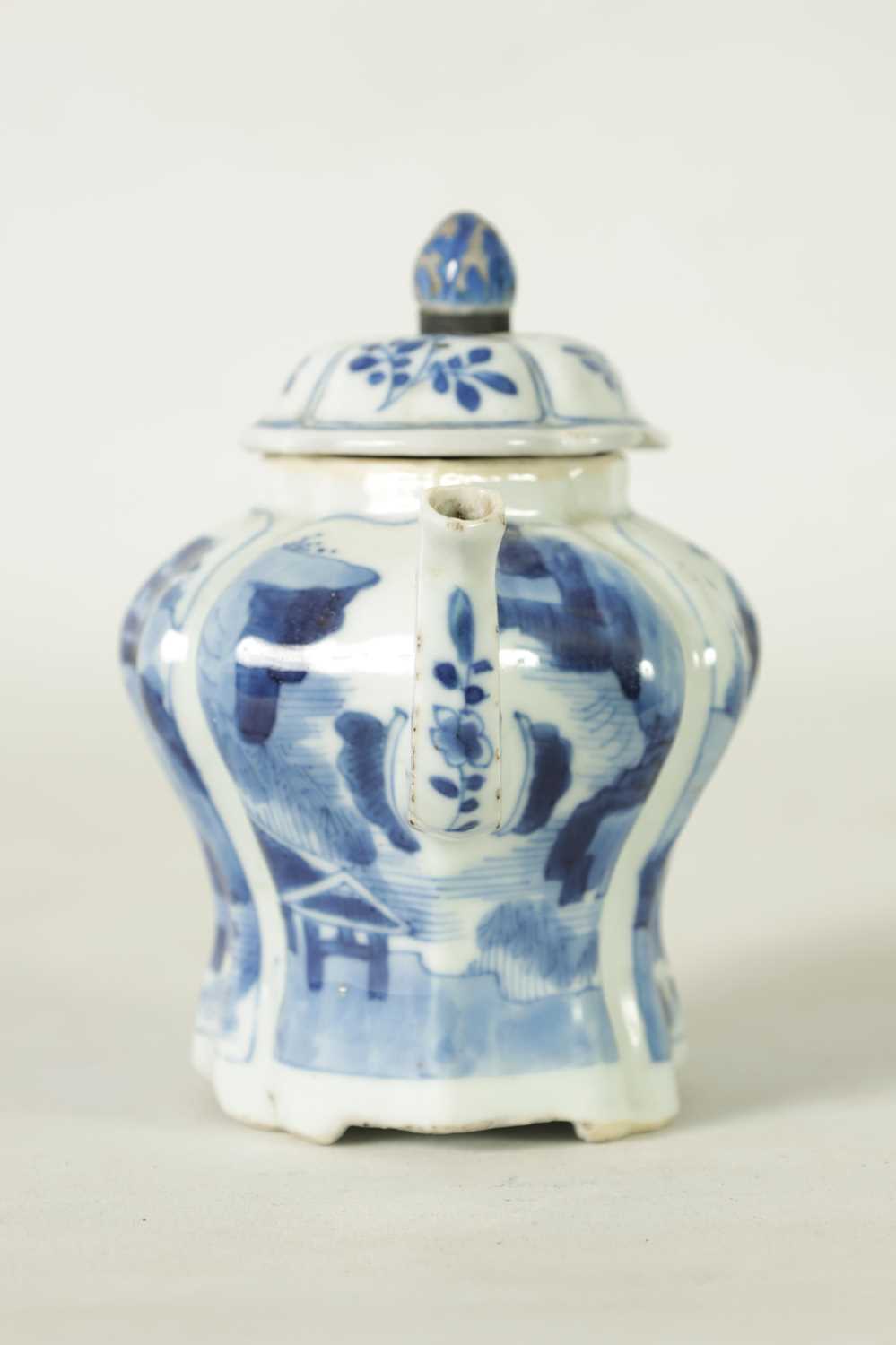 AN 18TH CENTURY CHINESE BLUE AND WHITE SMALL TEAPOT - Image 3 of 12