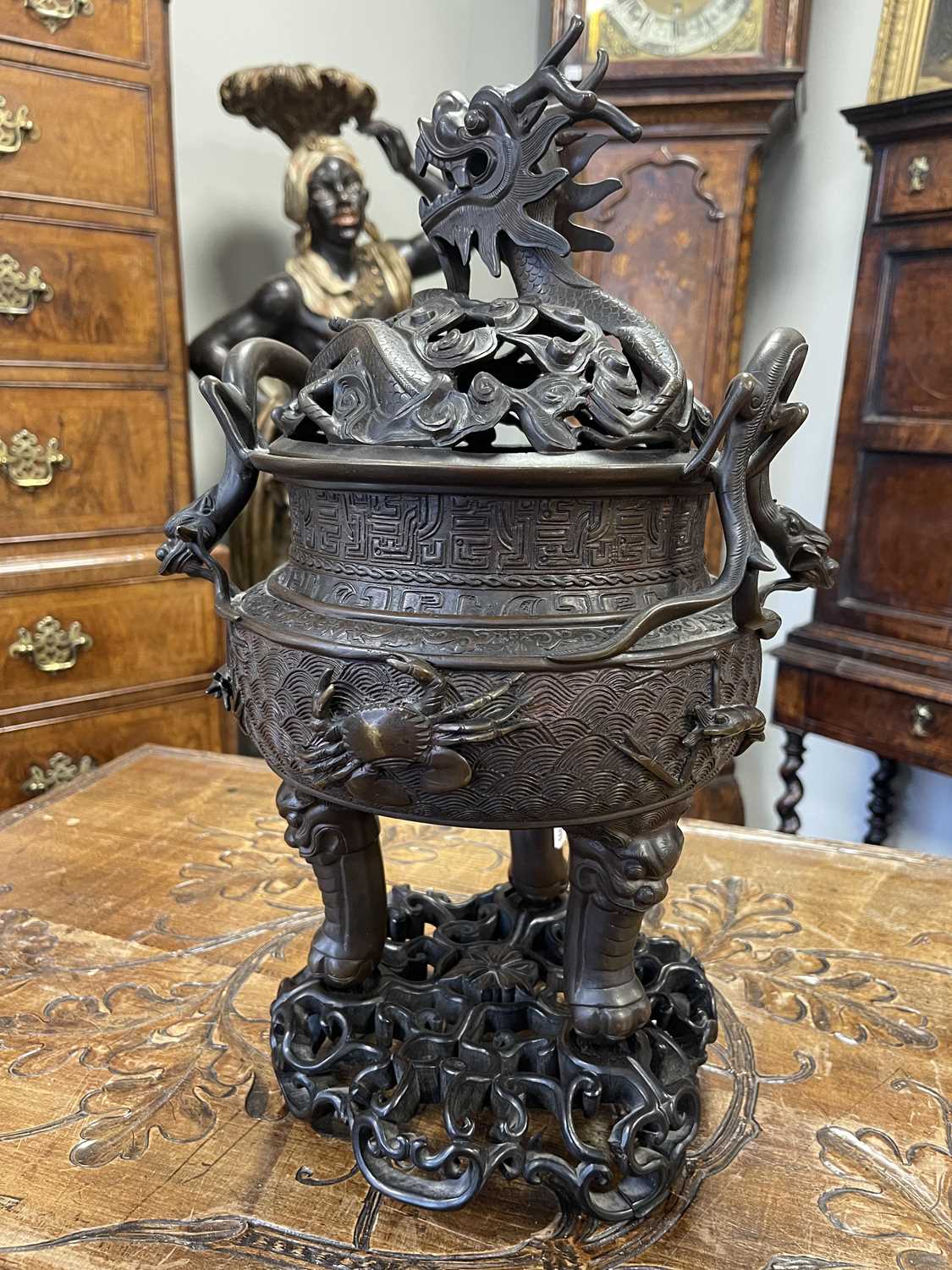 A 19TH CENTURY CHINESE BRONZE CENSER AND LID MOUNTED ON A HARDWOOD STAND - Image 24 of 31