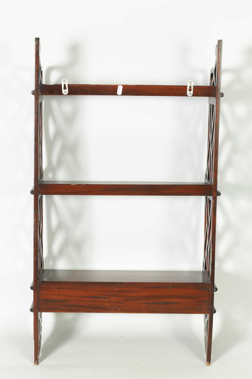 A SET OF 19TH CENTURY CHIPPENDALE STYLE MAHOGANY HANGING SHELVES - Image 8 of 8