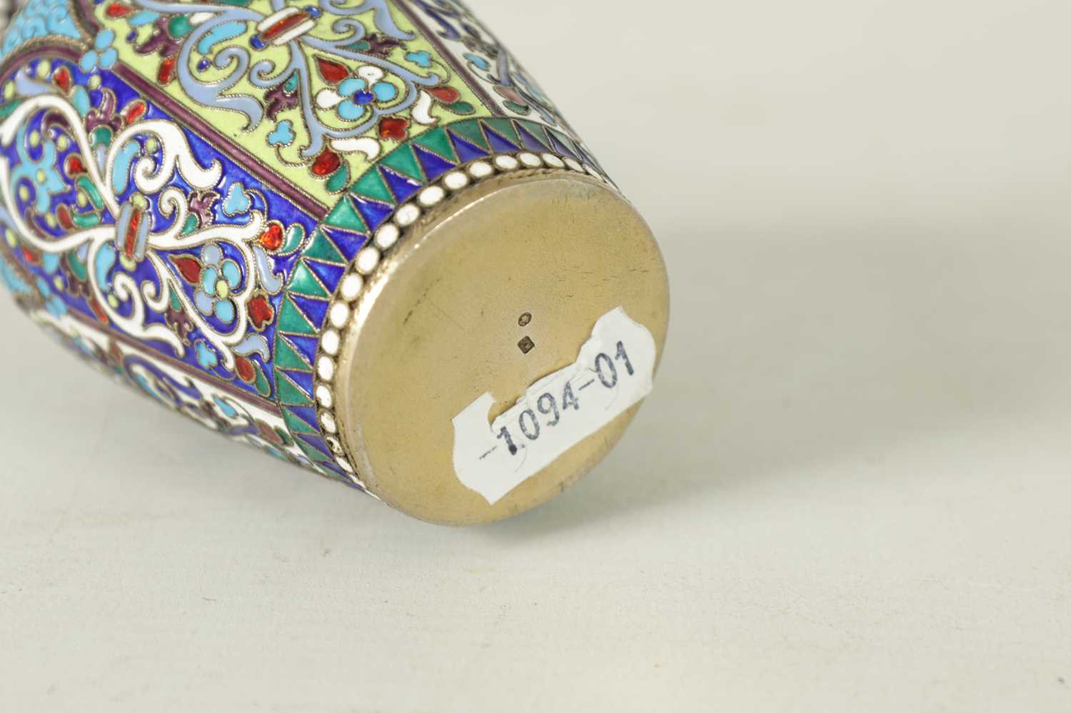 A 19TH-CENTURY RUSSIAN SILVER AND JEWELLED CLOISONNE ENAMEL BOTTLE VASE - Image 7 of 10