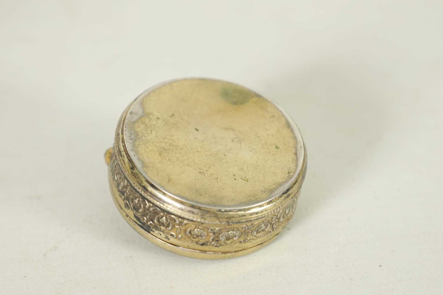 A LATE 19TH-CENTURY RUSSIAN HALLMARKED SILVER GILT AND ENAMEL PILL BOX - Image 8 of 10