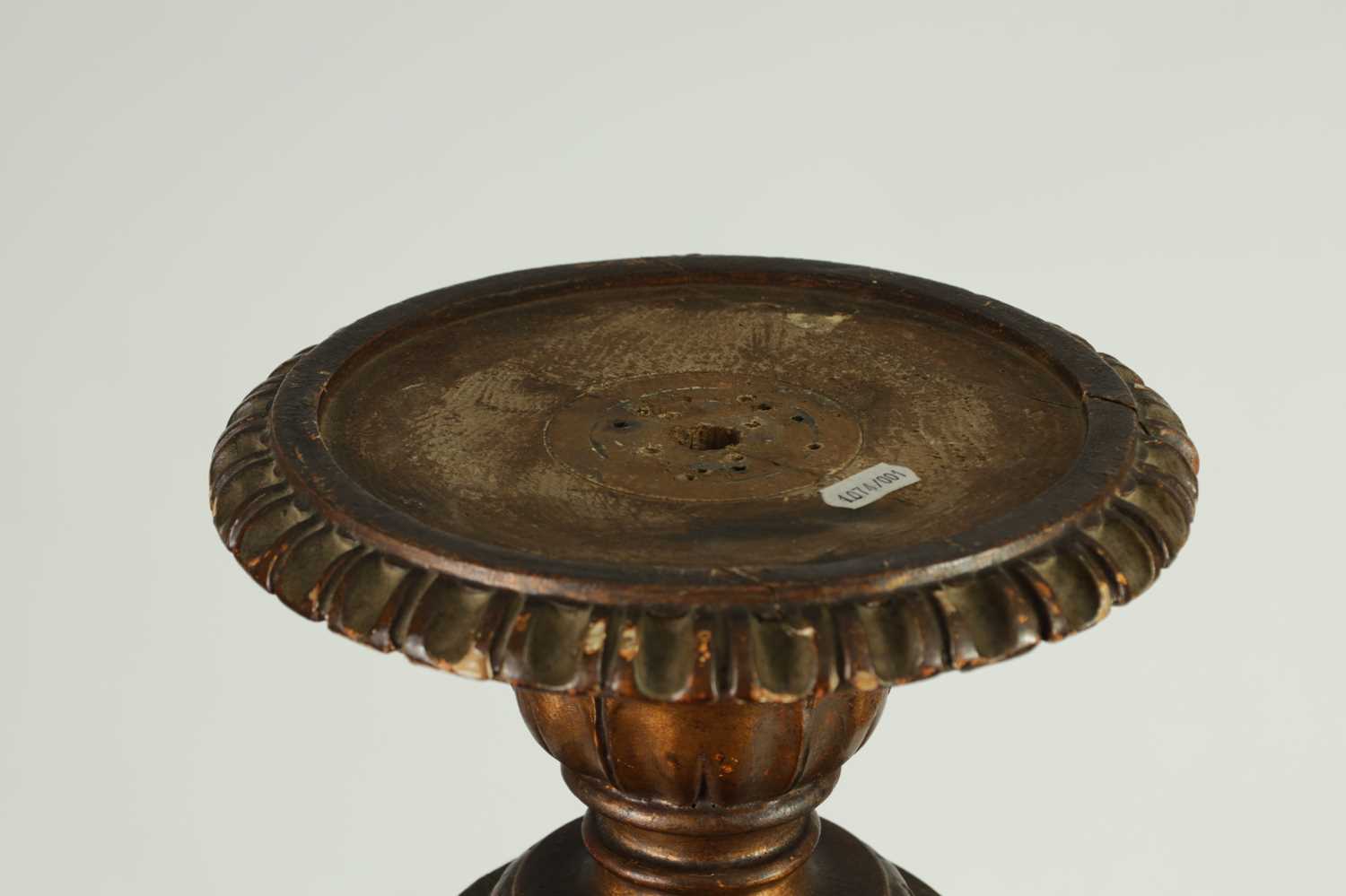 A 19TH CENTURY CARVED GILT WOOD TORCHERE - Image 2 of 8