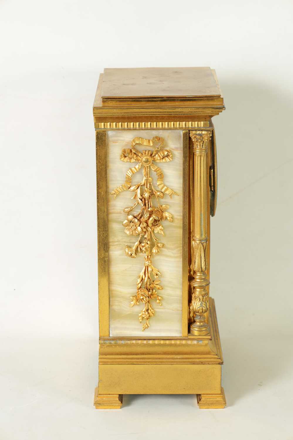 A 19TH CENTURY FRENCH ORMOLU AND ONYX PANELLED MANTEL CLOCK - Image 5 of 10