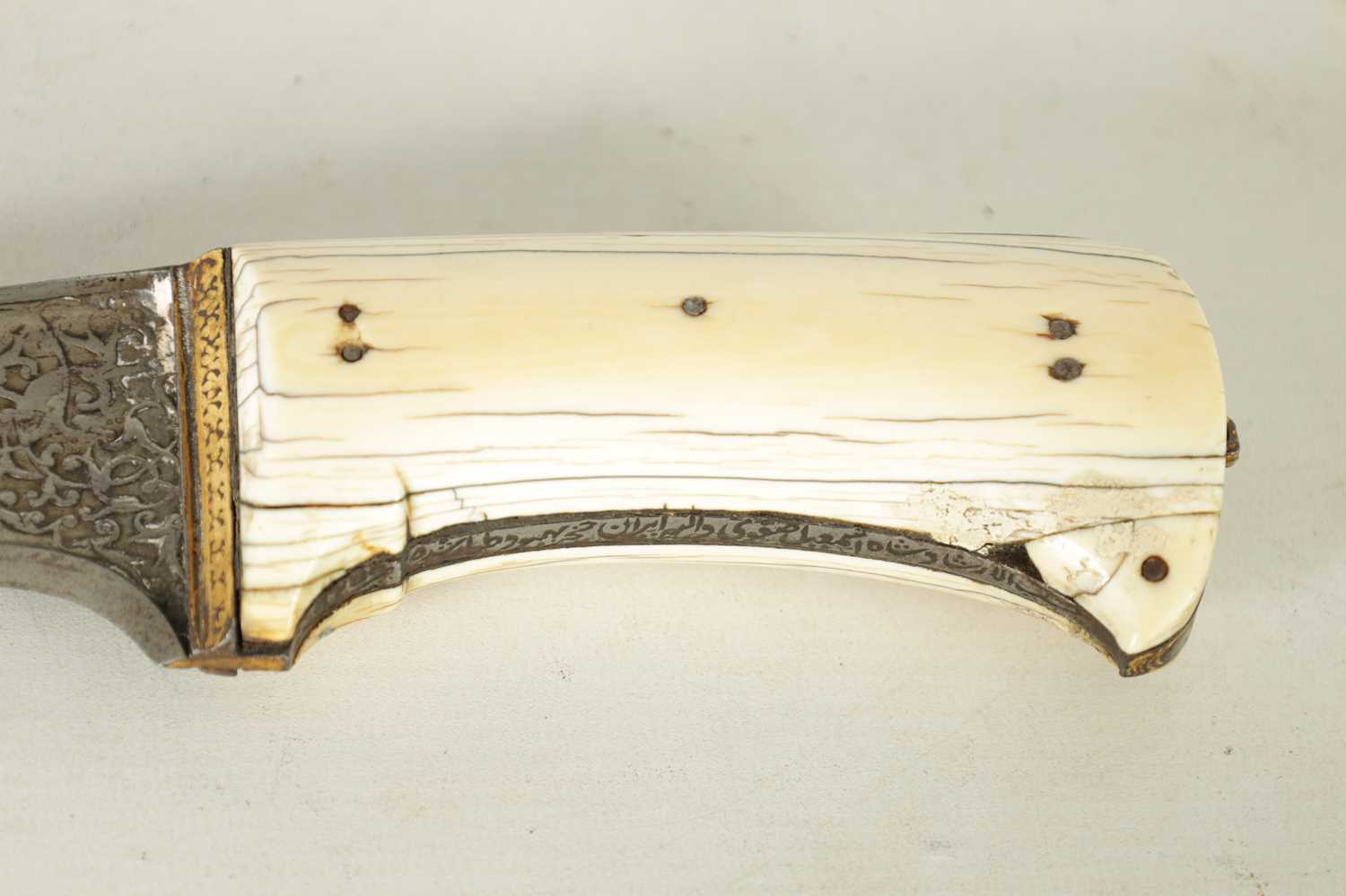 A FINE LATE 18TH/EARLY 19TH CENTURY MUGHAL MARINE IVORY - HILTED GOLD INLAID PESH KABZ DAGGER - Image 3 of 13