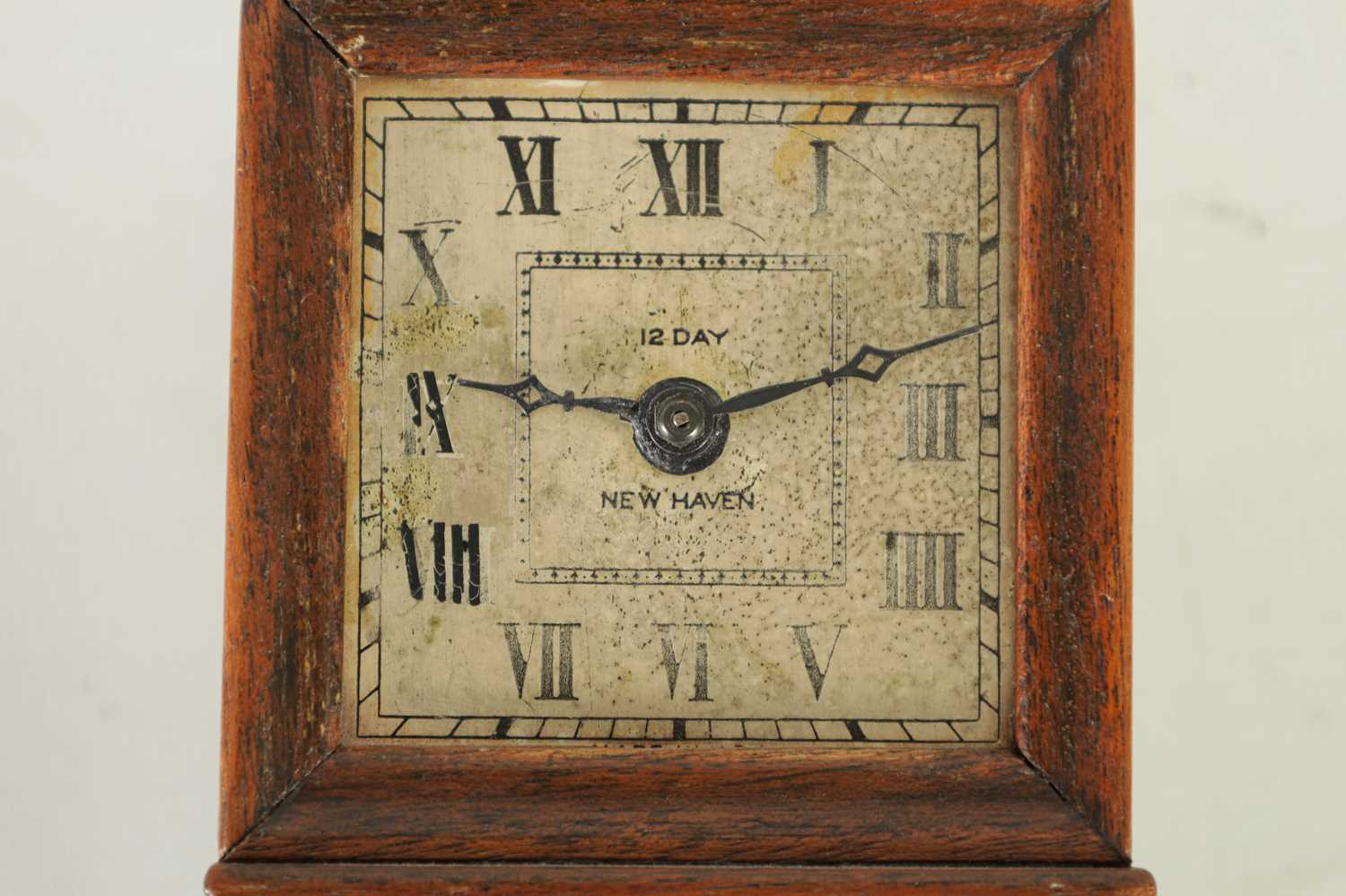 AN EARLY 20TH CENTURY MINIATURE AMERICAN WALL CLOCK - Image 3 of 7