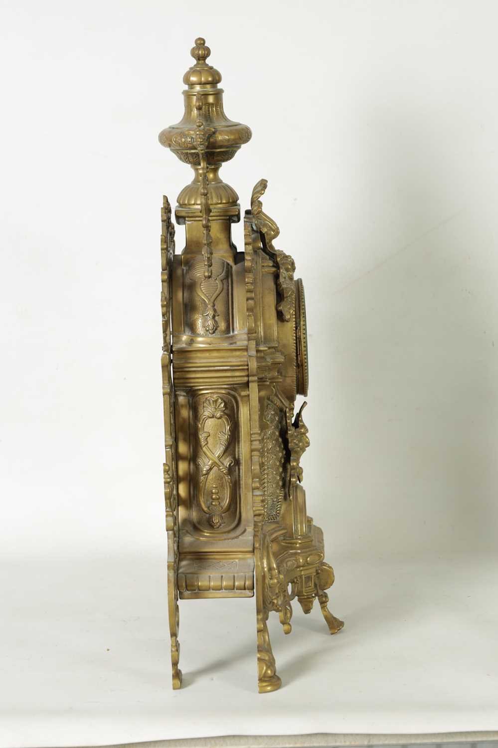A LATE 19TH CENTURY FRENCH ORNATE AND PIERCED BRASS MANTEL CLOCK OF LARGE SIZE - Image 5 of 8
