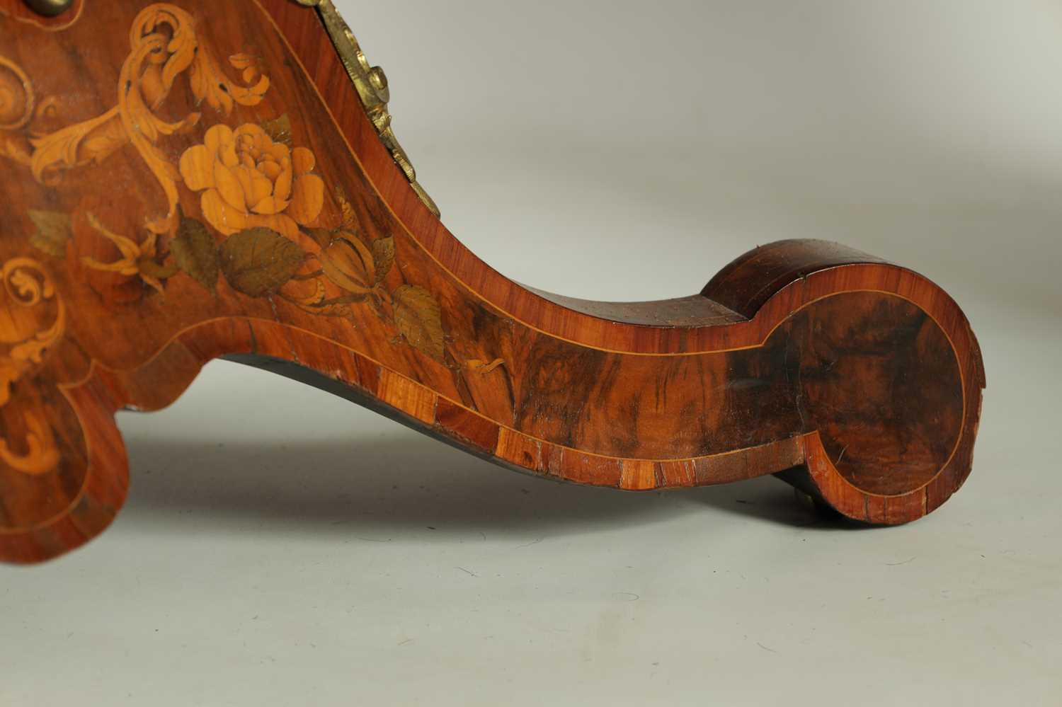 A FINE 19TH CENTURY ORMOLU MOUNTED BURR WALNUT AND FLORAL MARQUETRY CENTRE TABLE IN THE MANNER OF ED - Image 4 of 10