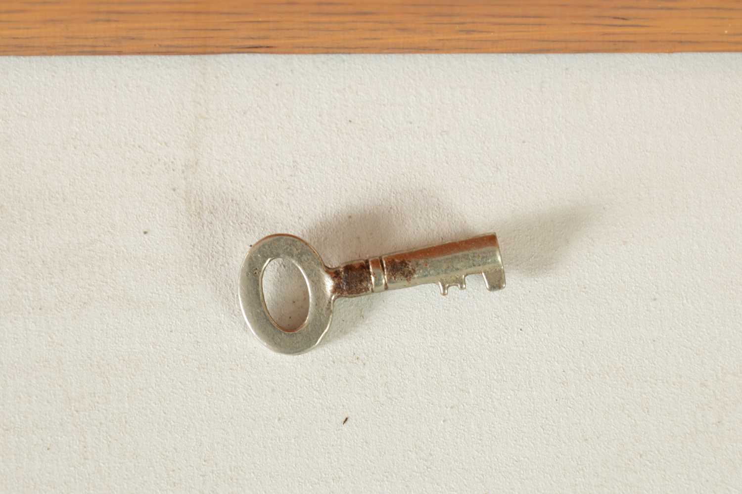 A 19TH CENTURY OAK AND BRASS MOUNTED STATIONARY BOX - Image 11 of 12