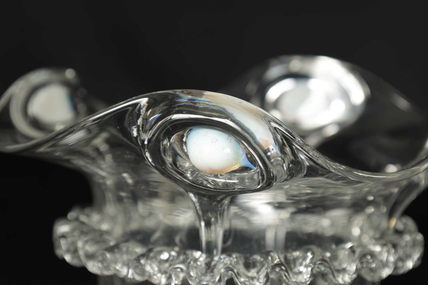 AN ART NOUVEAU CLEAR GLASS SHAPED BOWL WITH OPALESCENT JEWELS - Image 4 of 7