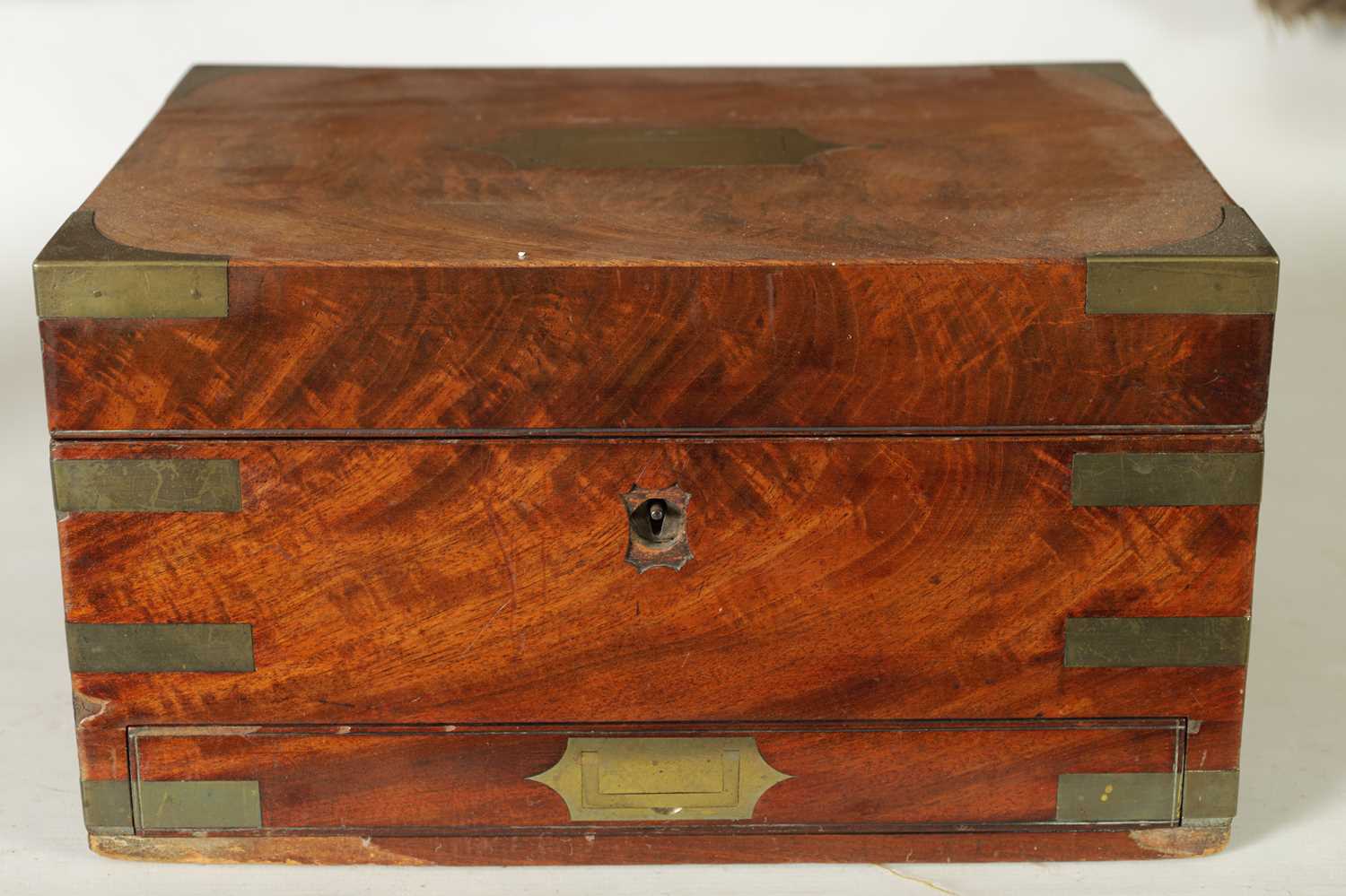 A 19TH CENTURY BRASS BOUND FLAMED MAHOGANY BOX - Image 5 of 11