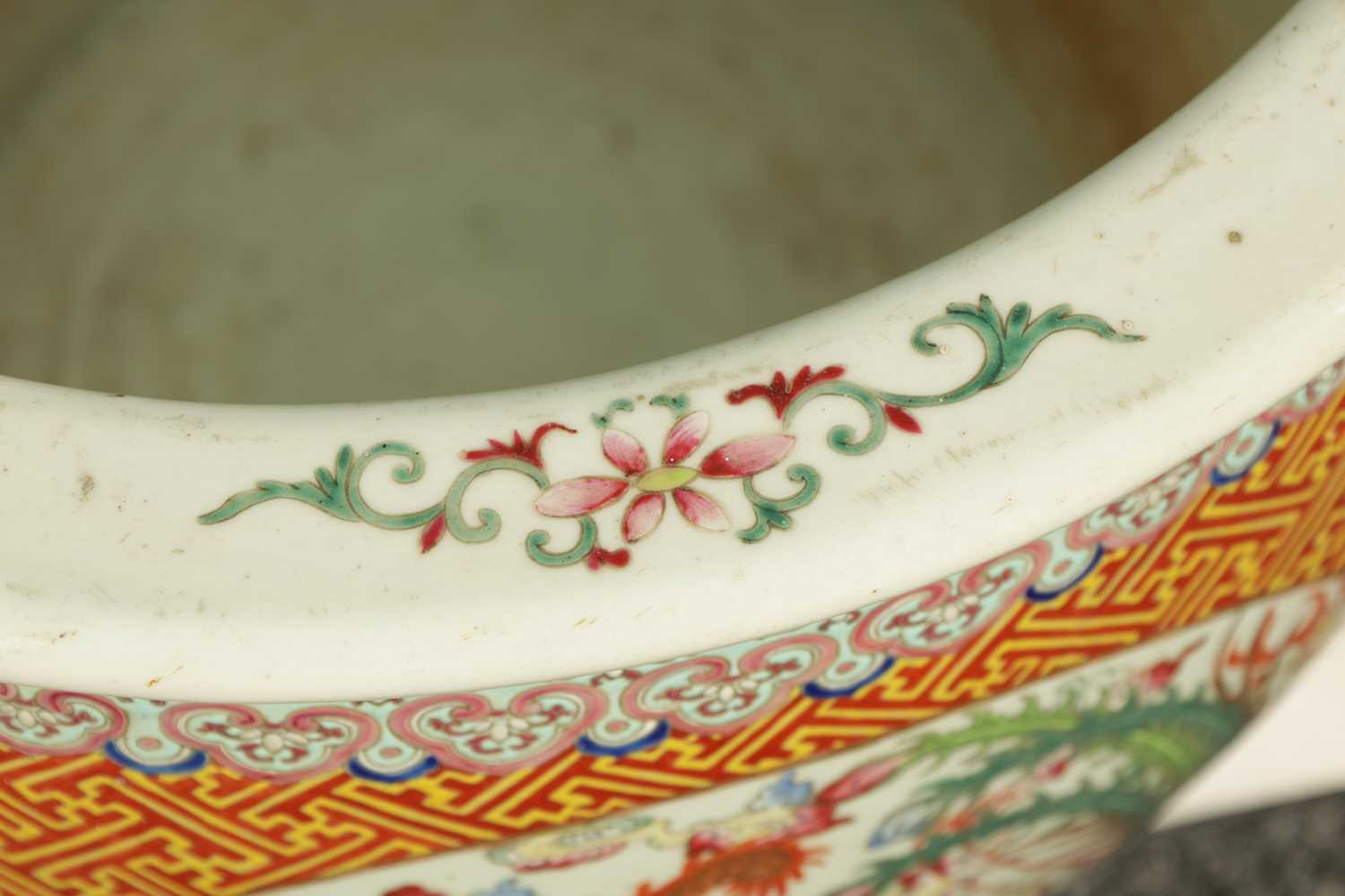 A GOOD PAIR OF 19TH CENTURY CHINESE FAMILLE ROSE PORCELAIN JARDINIÈRES - Image 3 of 25