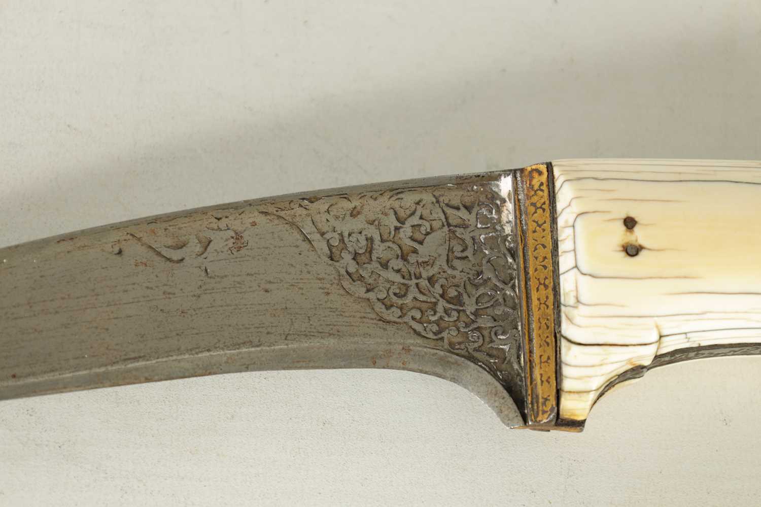 A FINE LATE 18TH/EARLY 19TH CENTURY MUGHAL MARINE IVORY - HILTED GOLD INLAID PESH KABZ DAGGER - Image 2 of 13