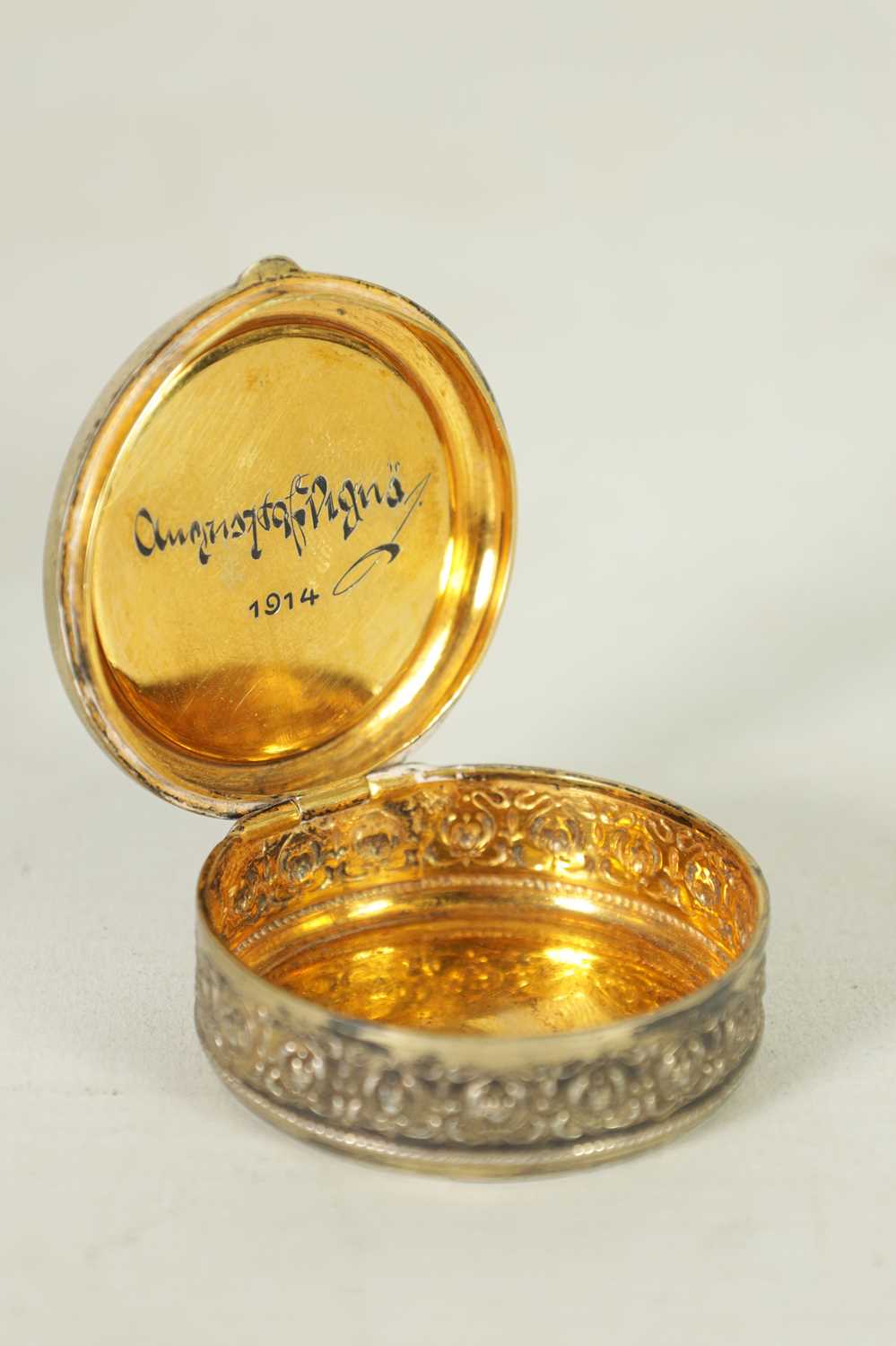 A LATE 19TH-CENTURY RUSSIAN HALLMARKED SILVER GILT AND ENAMEL PILL BOX - Image 6 of 10