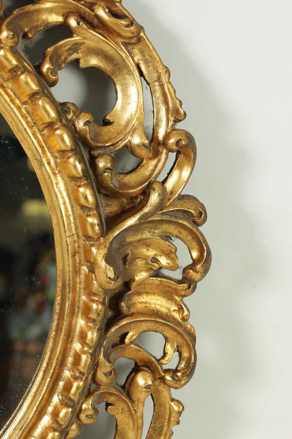 A LARGE OVAL 19TH CENTURY FLORENTINE CARVED GILT WOOD FRAMED MIRROR - Image 4 of 6