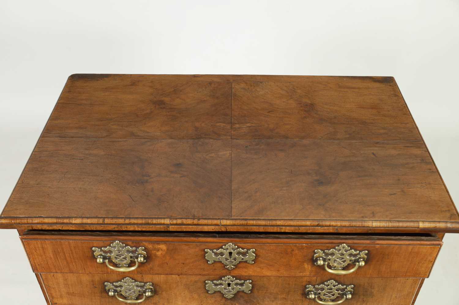 A GEORGE II WALNUT CHEST OF DRAWERS - Image 2 of 5