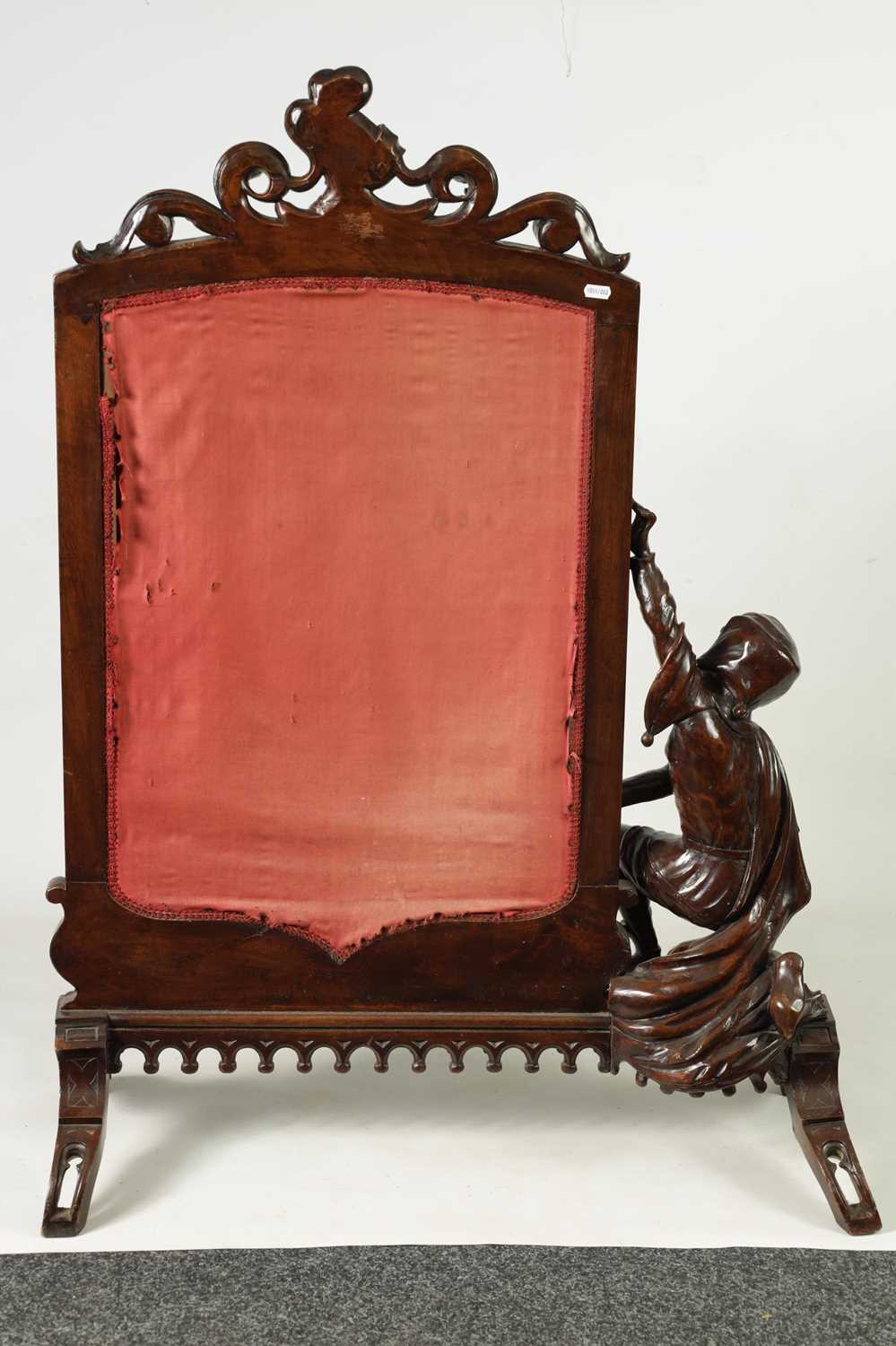 A LATE 19TH-CENTURY CONTINENTAL CARVED WALNUT TAPESTRY FIRE SCREEN - Image 8 of 10