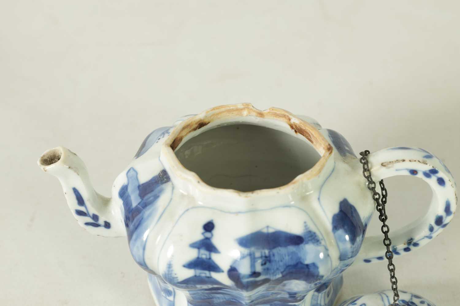 AN 18TH CENTURY CHINESE BLUE AND WHITE SMALL TEAPOT - Image 6 of 12