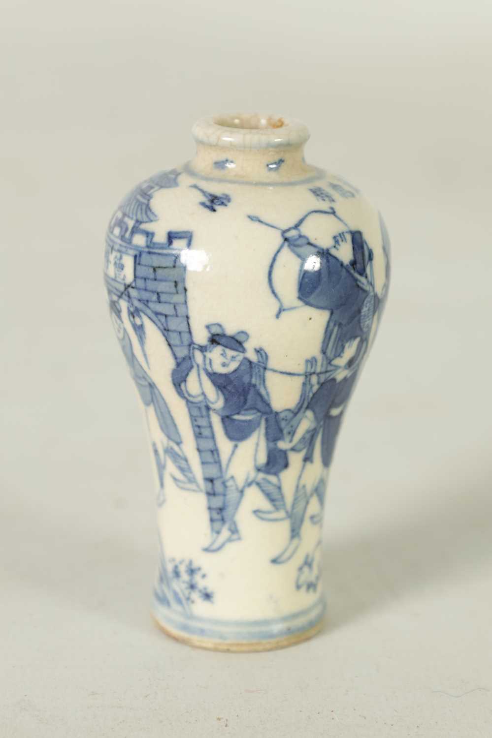 A 18TH CENTURY CHINESE MINIATURE BLUE AND WHITE INVERTED BALUSTER VASE - Image 6 of 8