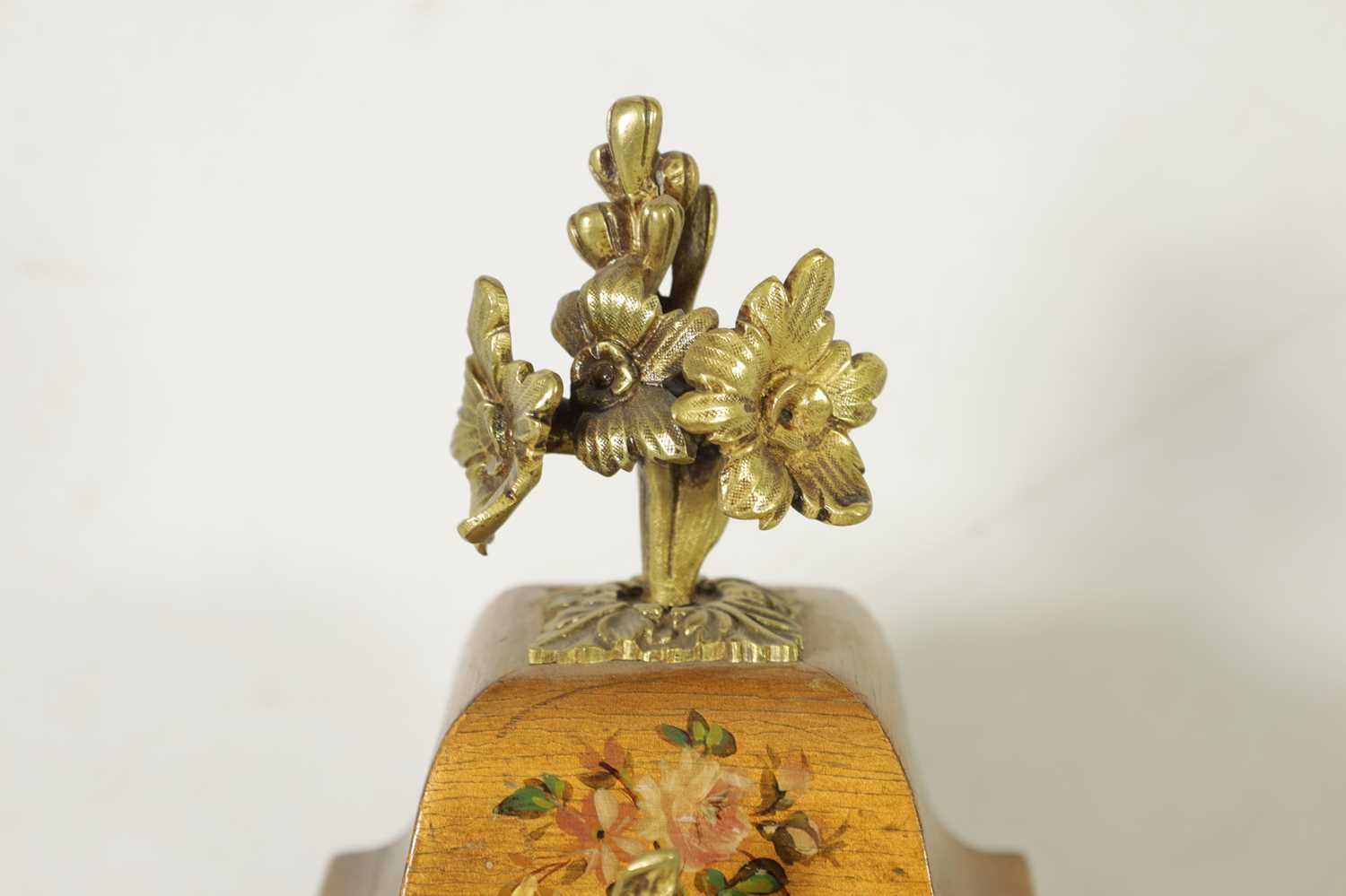 A LATE 19TH CENTURY FRENCH ORMOLU MOUNTED 'VERNIS MARTIN' MANTEL CLOCK - Image 3 of 13