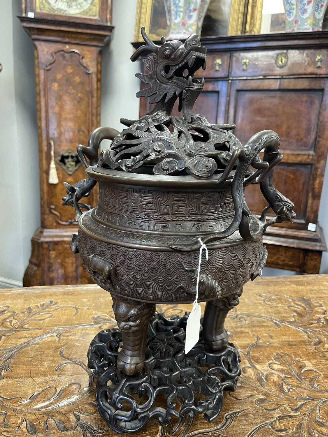 A 19TH CENTURY CHINESE BRONZE CENSER AND LID MOUNTED ON A HARDWOOD STAND - Image 23 of 31