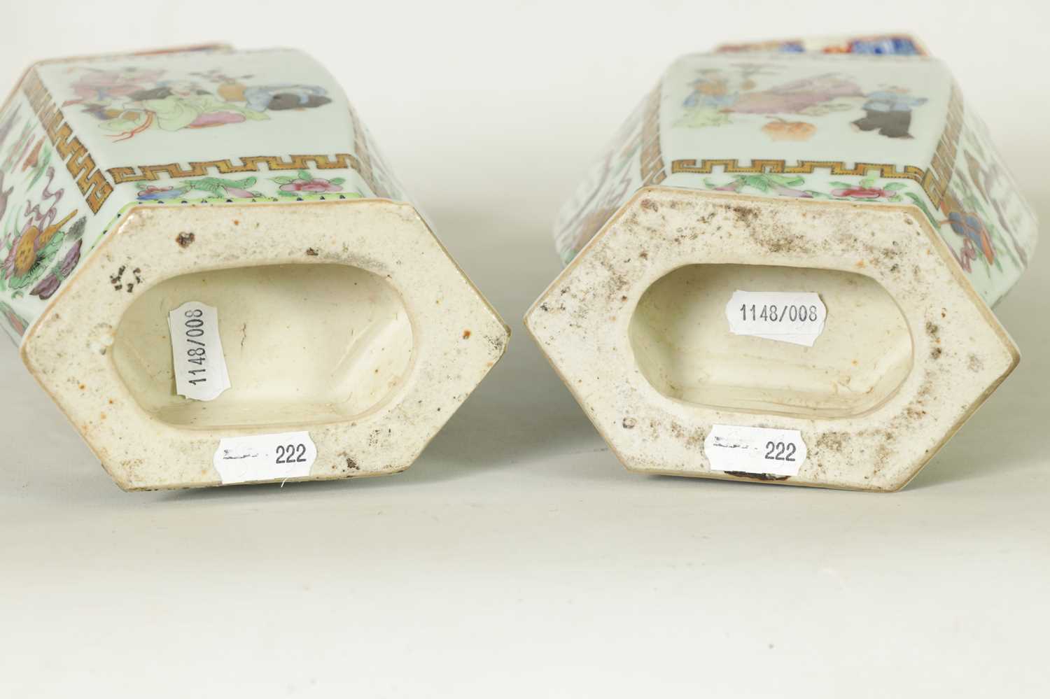 A PAIR 19TH CENTURY CHINESE CANTON FAMILLE ROSE SHAPED RECTANGULAR POLYCHROME VASES - Image 13 of 15