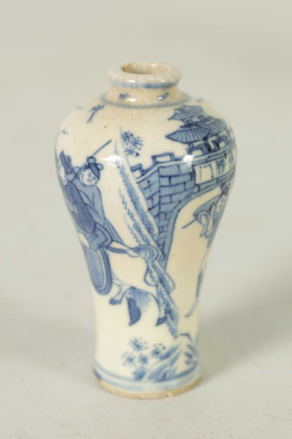 A 18TH CENTURY CHINESE MINIATURE BLUE AND WHITE INVERTED BALUSTER VASE - Image 7 of 8