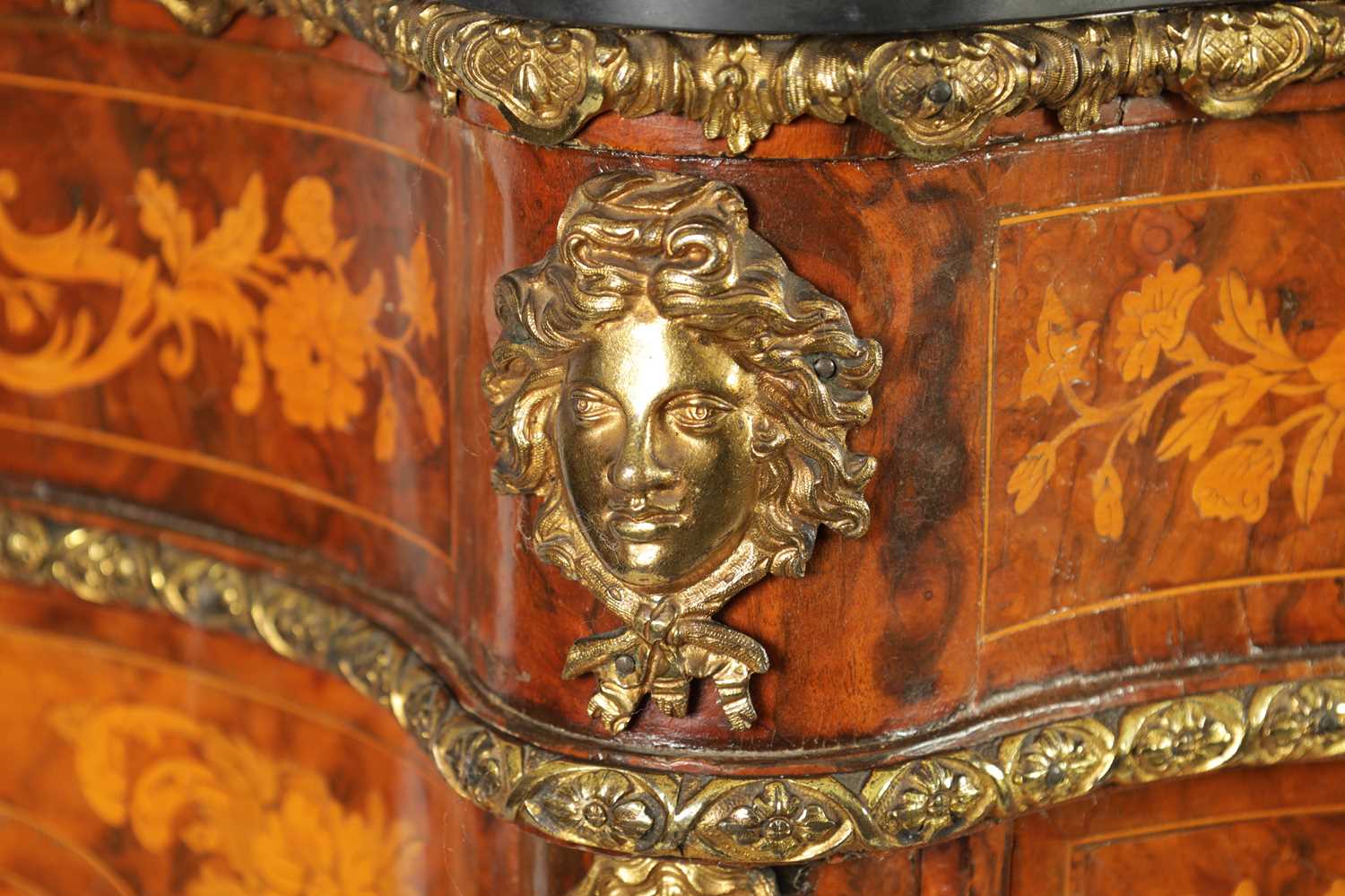 A FINE 19TH CENTURY ORMOLU MOUNTED WALNUT AND FLORAL MARQUETRY INLAID SERPENTINE SIDE CABINET - Image 4 of 16