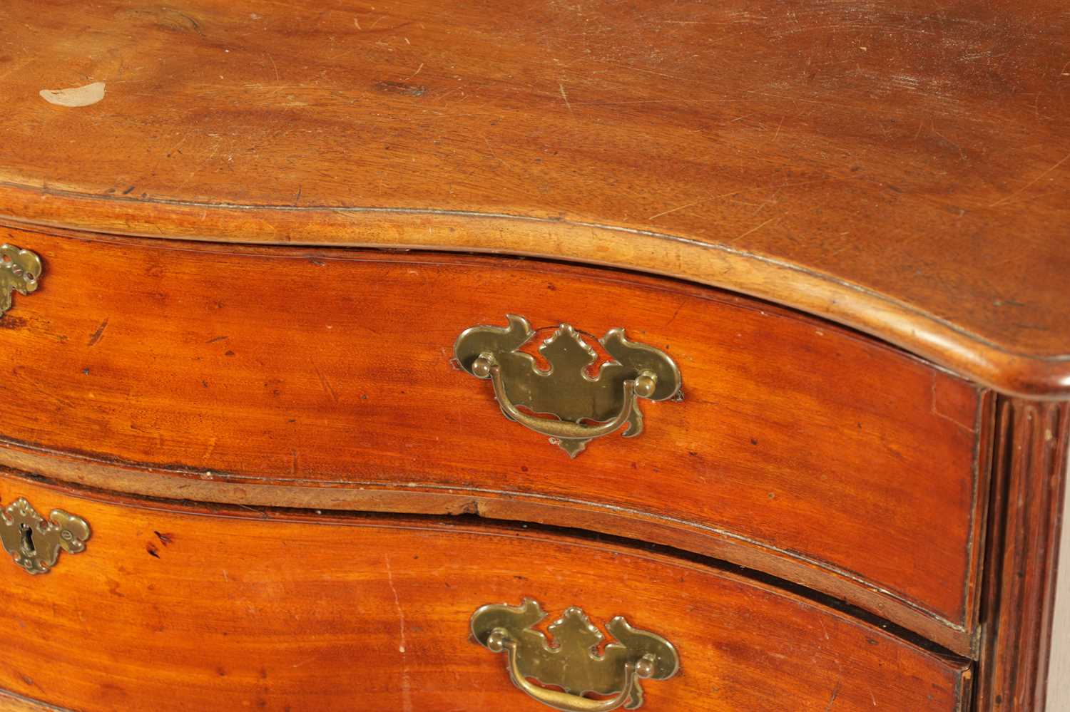 A GEORGE III MAHOGANY SERPENTINE GENTLEMAN'S DRESSING CHEST - Image 2 of 5