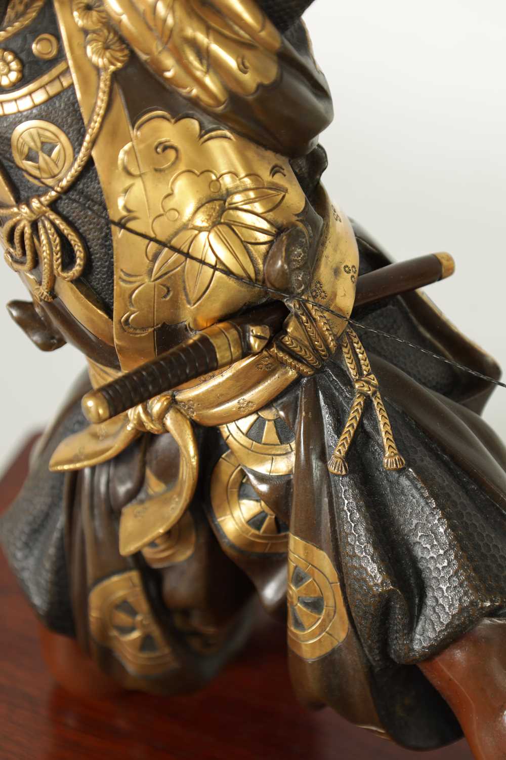 A FINE LATE 19TH CENTURY JAPANESE MEIJI PERIOD BRONZE AND MIXED METAL SAMURAI ARCHER OF LARGE SIZE - Image 4 of 13