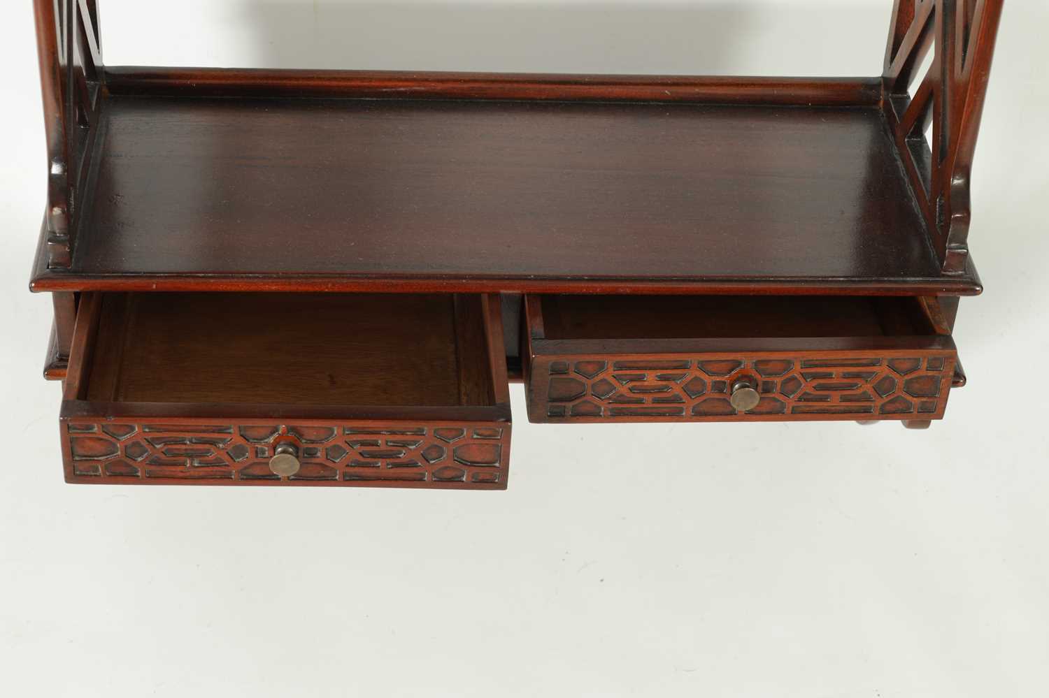 A SET OF 19TH CENTURY CHIPPENDALE STYLE MAHOGANY HANGING SHELVES - Image 4 of 8