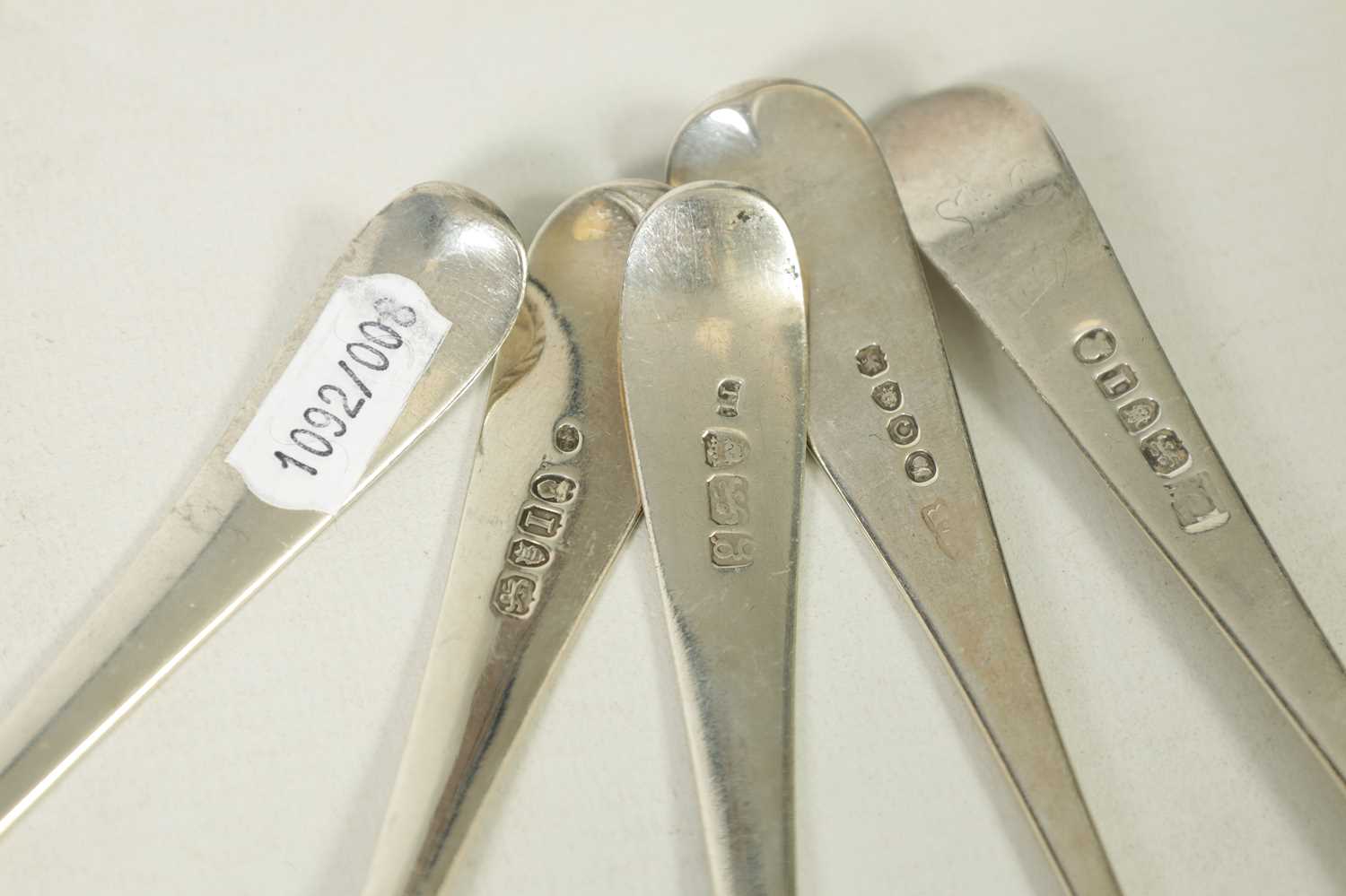 A MATCHED SET OF 11 GEORGE III OLD ENGLISH AND FIDDLE PATTERN SILVER SERVING/SOUP SPOONS - Image 6 of 7