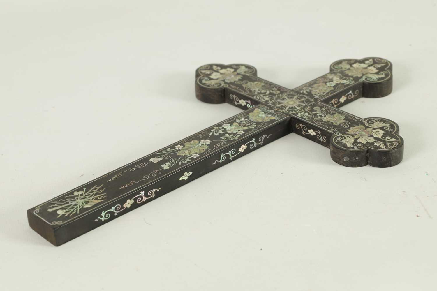 A FINE 18TH/19TH CENTURY CHINESE MOTHER OF PEARL INLAID HARDWOOD APOSTLE CROSS - Image 8 of 11