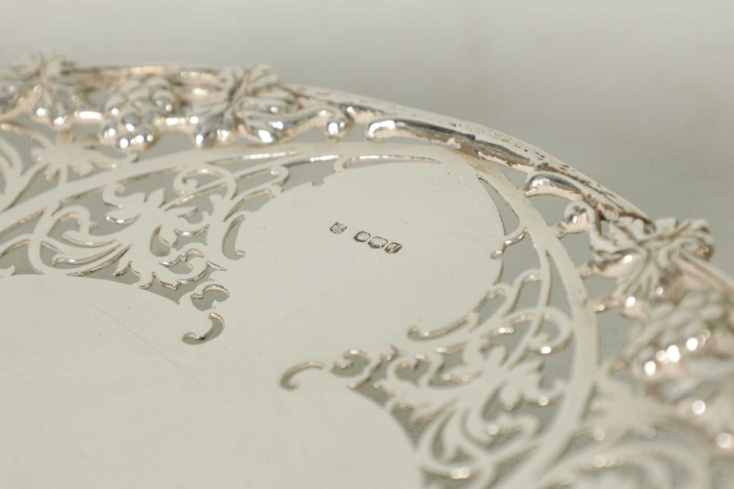 A 20TH CENTURY SILVER SALVER - Image 3 of 5