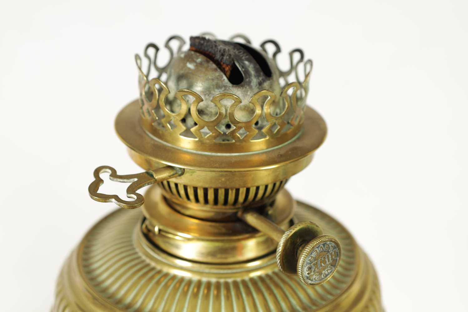 A 19TH-CENTURY CERAMIC AND CAST BRASS OIL LAMP - Image 3 of 8