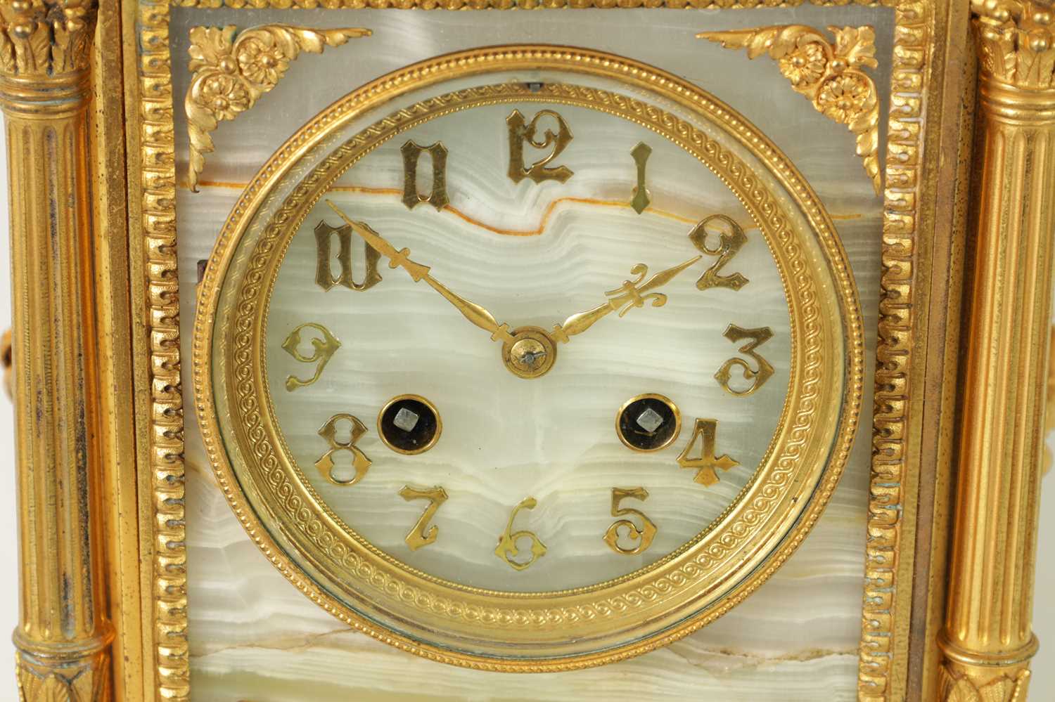 A 19TH CENTURY FRENCH ORMOLU AND ONYX PANELLED MANTEL CLOCK - Image 3 of 10