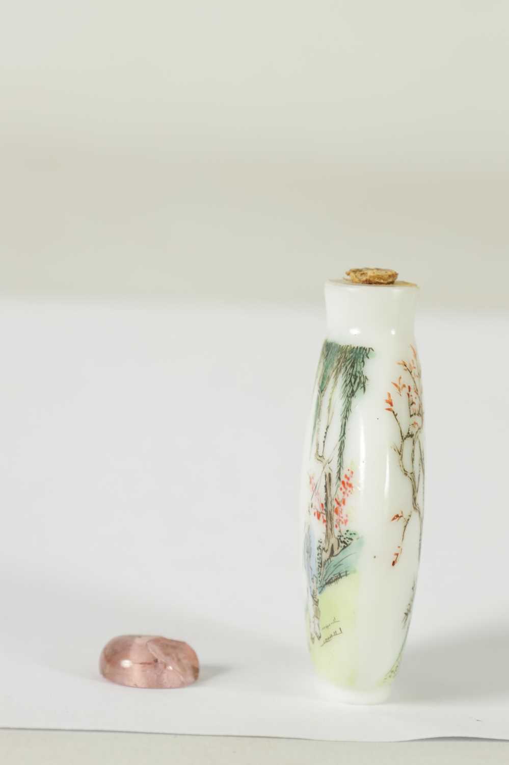 A 19TH CENTURY FAMILLE ROSE SNUFF BOTTLE - Image 3 of 9