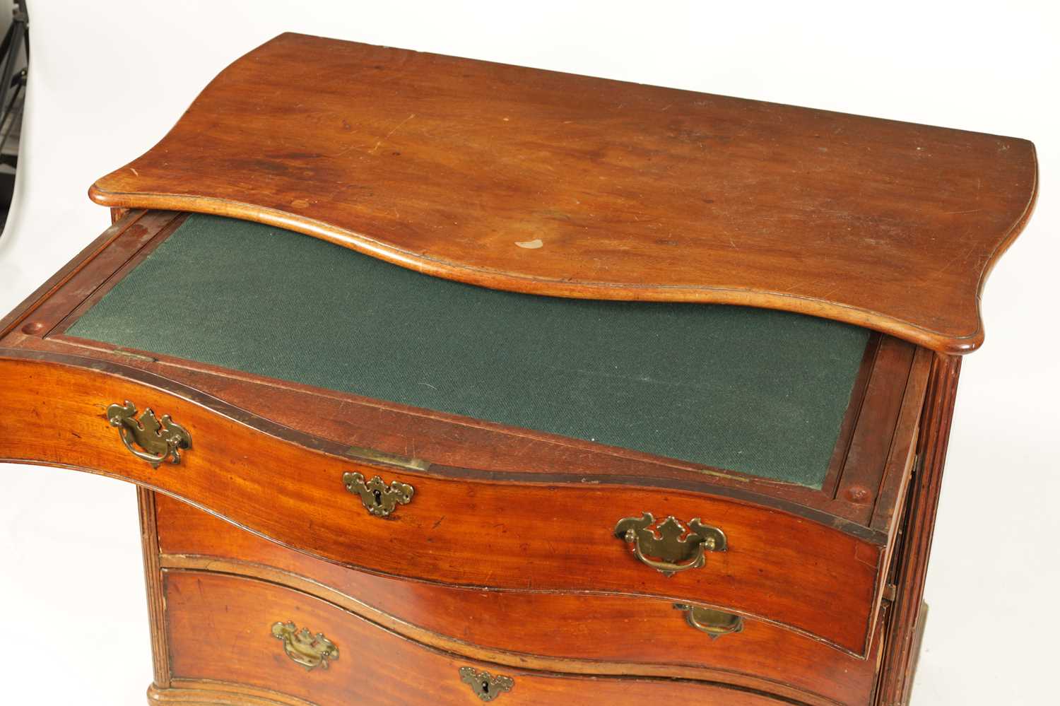 A GEORGE III MAHOGANY SERPENTINE GENTLEMAN'S DRESSING CHEST - Image 3 of 5