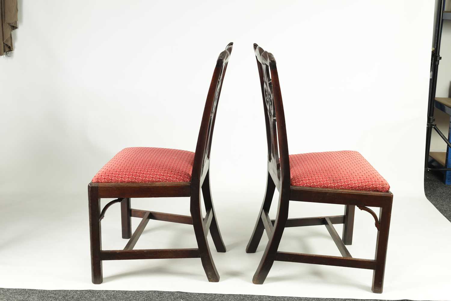 A PAIR OF GEORGE III CHIPPENDALE STYLE MAHOGANY SIDE CHAIRS - Image 5 of 7