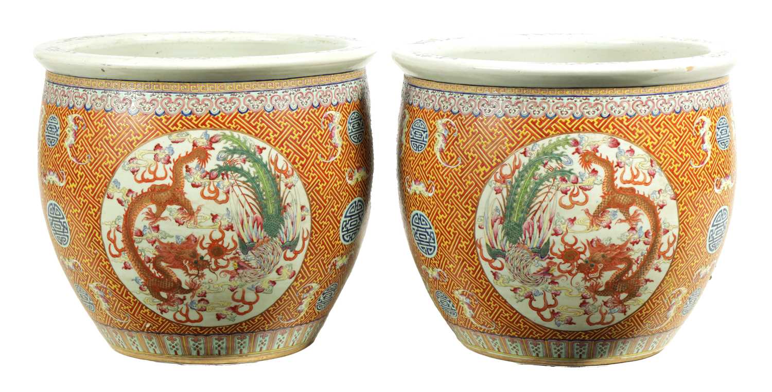 A GOOD PAIR OF 19TH CENTURY CHINESE FAMILLE ROSE PORCELAIN JARDINIÈRES