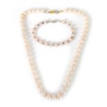 A CULTURED PINK PEARL NECKLACE & BRACELET SET