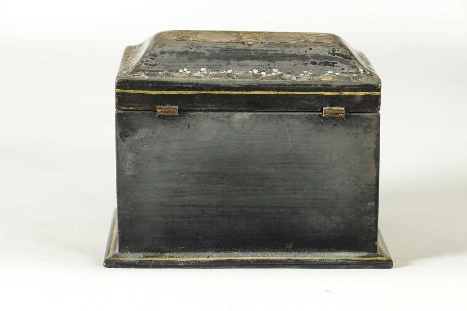 A 19TH CENTURY MOTHER OF PEARL INLAID LACQUERED TEA CADDY - Image 7 of 11