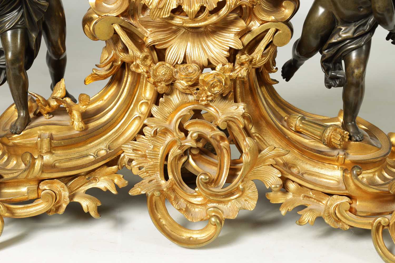 A LARGE LATE 19TH CENTURY FRENCH ORMOLU AND PATINATED BRONZE CLOCK GARNITURE - Image 7 of 10